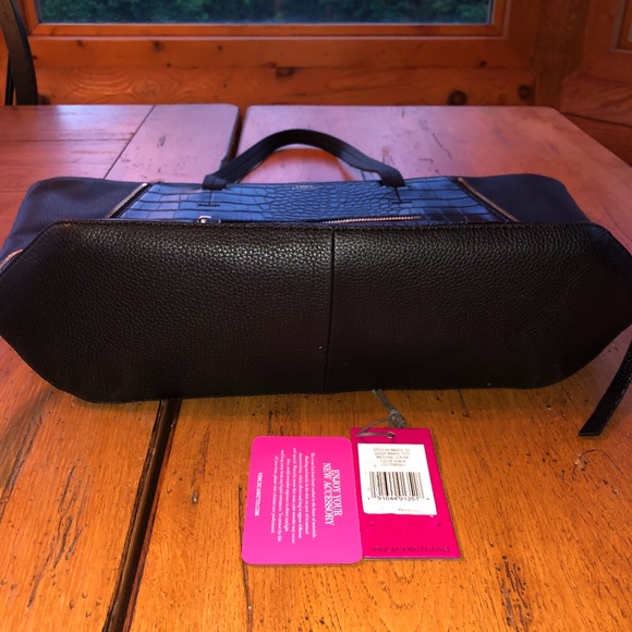 NWOT attached Vince Camuto Marge Tote Crocodile - Picture 3 of 6